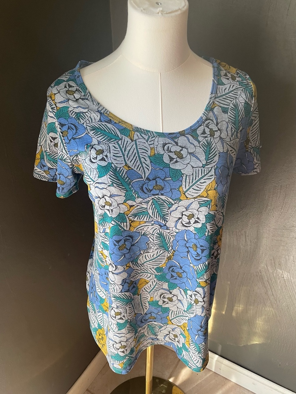 LuLaRoe Scoop Neck Tee Size Extra Small Floral Pattern